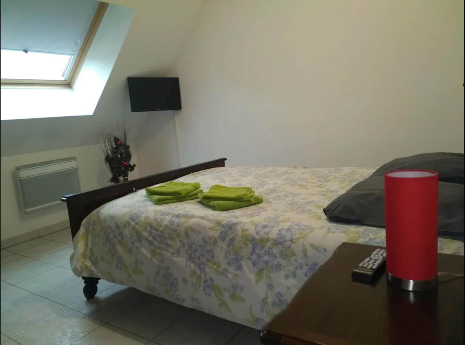 Appartement Avec Parking Gratuit Et Wifi Vierzon Exterior foto